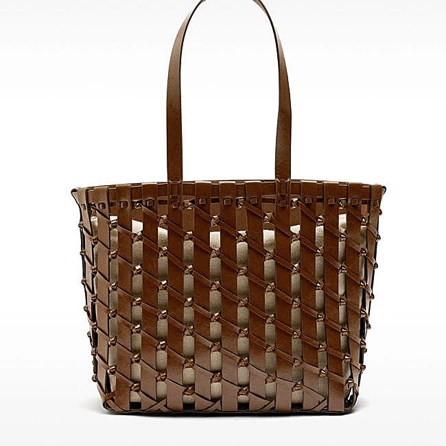 Bolso trenzado en marrón de Parfois.