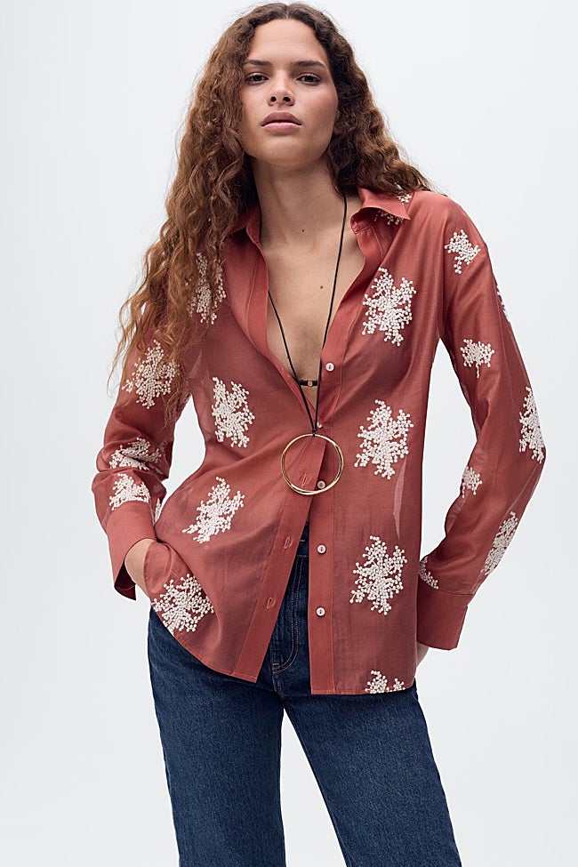 Camisa con bordados de Mango (35,99 euros)