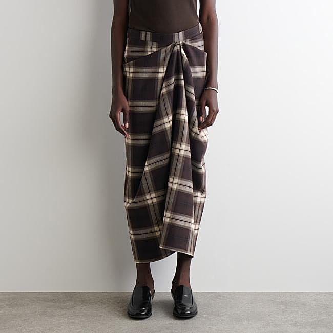 Falda marrón de Cos, 129 euros.