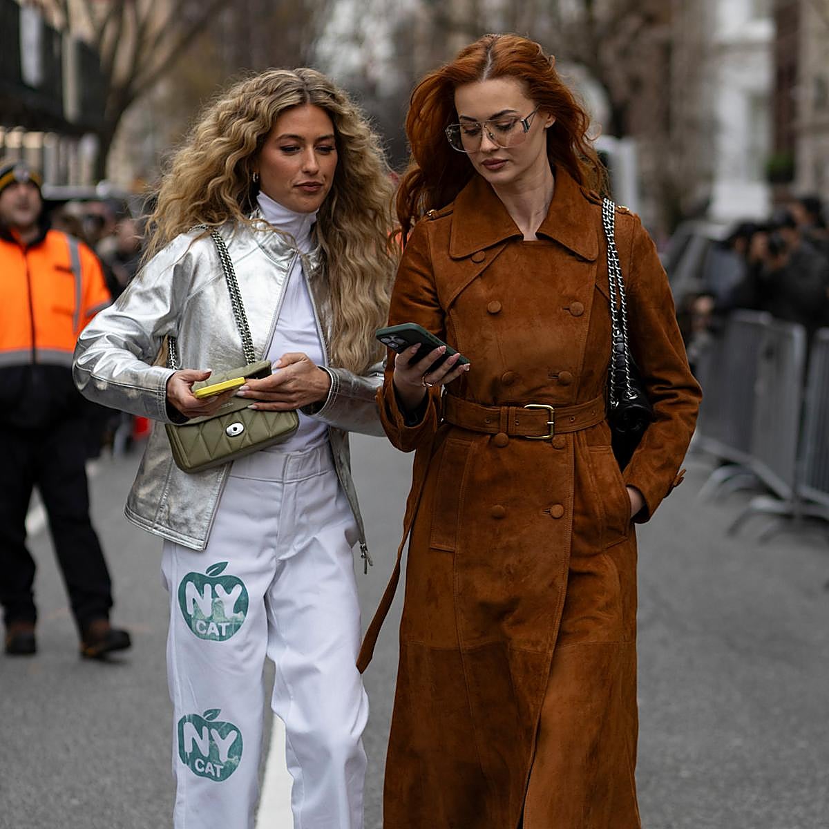 Modelos en el Street Style, una de ellas con gabardina de ante