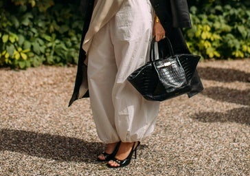 Un look del street style de Copenhague con pantalones bombachos.