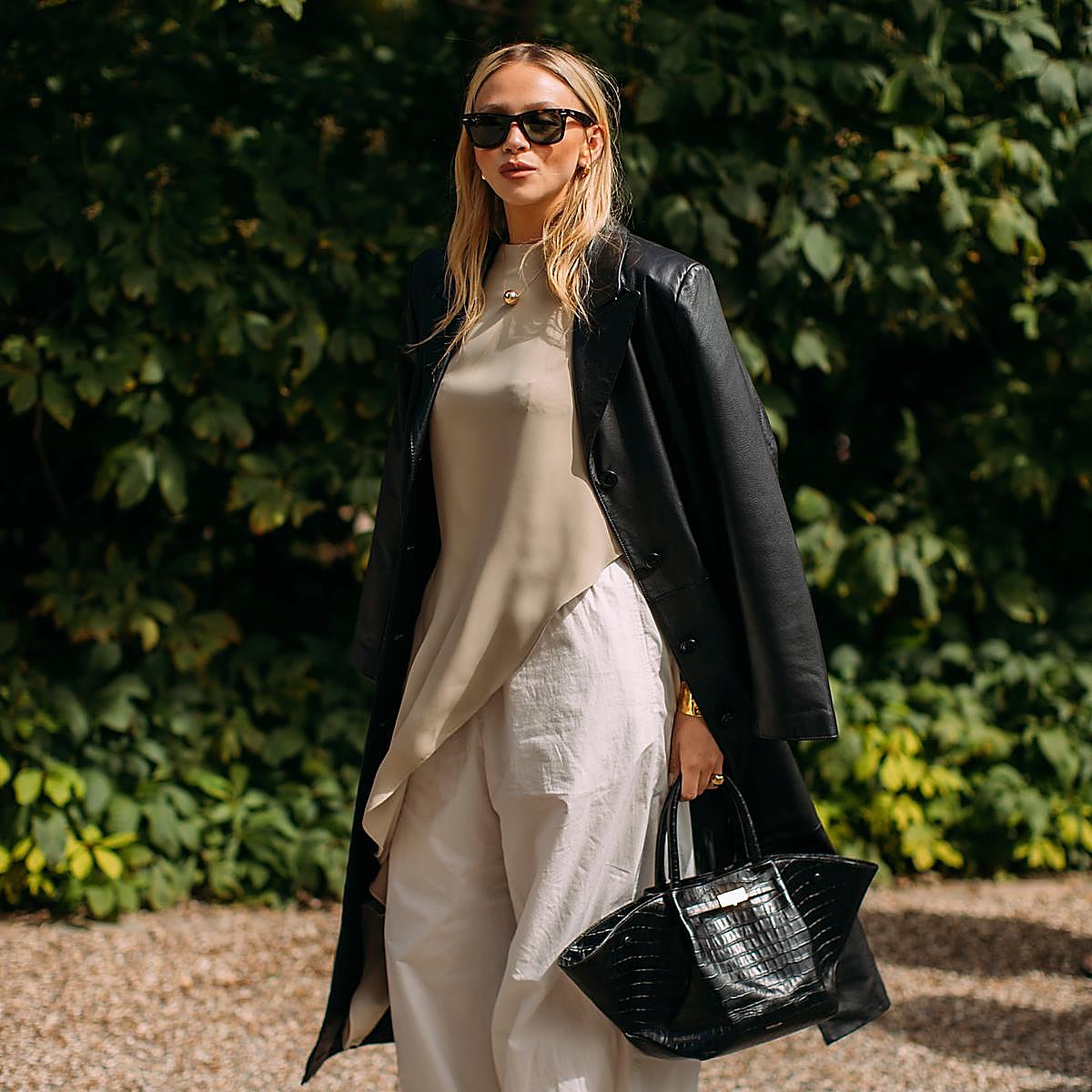 Un look del street style de Copenhague con pantalones bombachos.