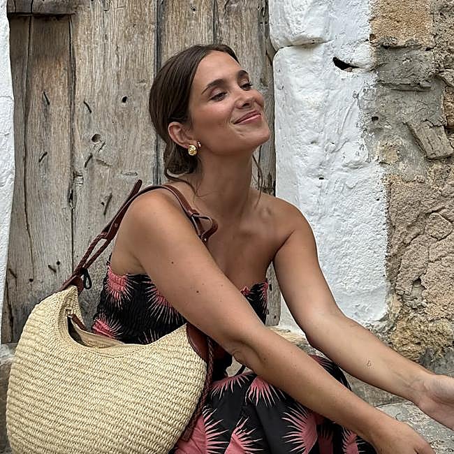 La influencer María Pombo ha lanzado en sus redes el debate sobre si es o no recomendable y deseable leer libros.