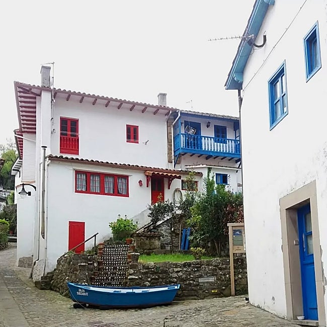 Las casas de colores son una de las señas de identidad de Tazones.