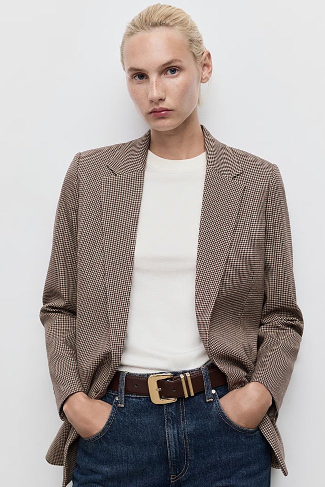 Americana con estampado de cuadros de Mango (49,99 euros)