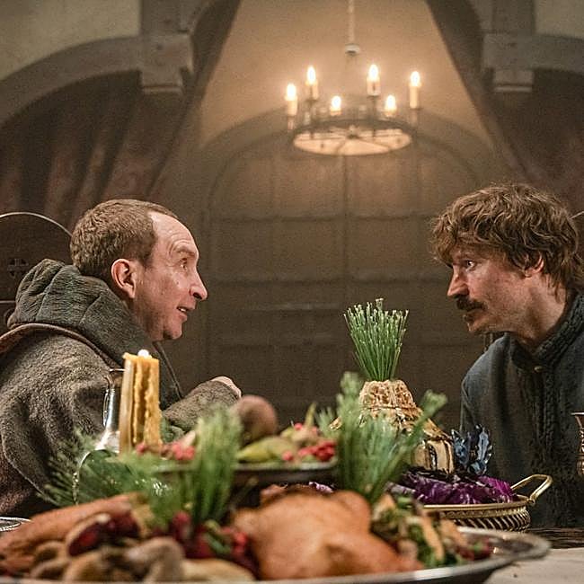 Eddie Marsan y Nikolaj Coster-Waldau como el rey Eduardo y Guillermo de Normandía, con el rigor del vello facial intercambiado.