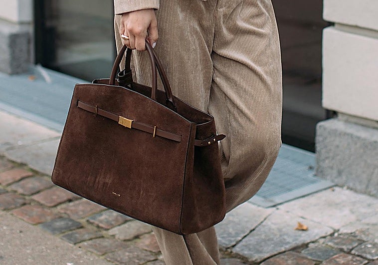 Mujer con bolso de ante