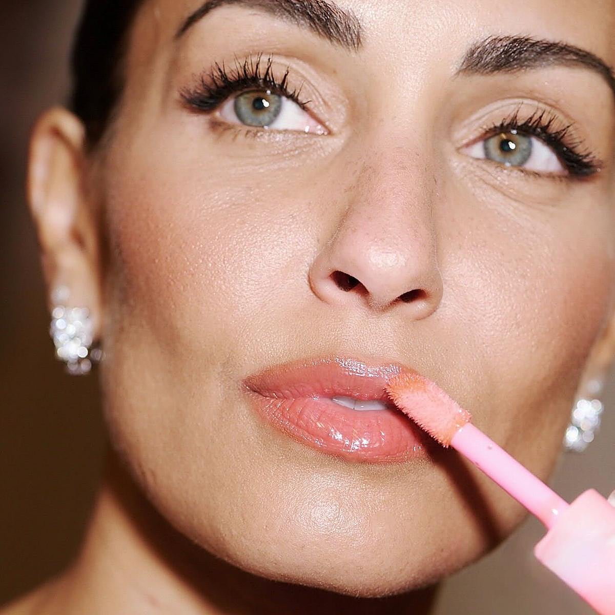 Hiba Abouk siendo maquillada para el Festival de Venecia.