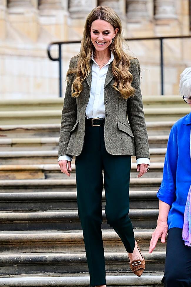 Kate Middleton con blazer, pantalones negros y bailarinas de ante con detalle de flecos.