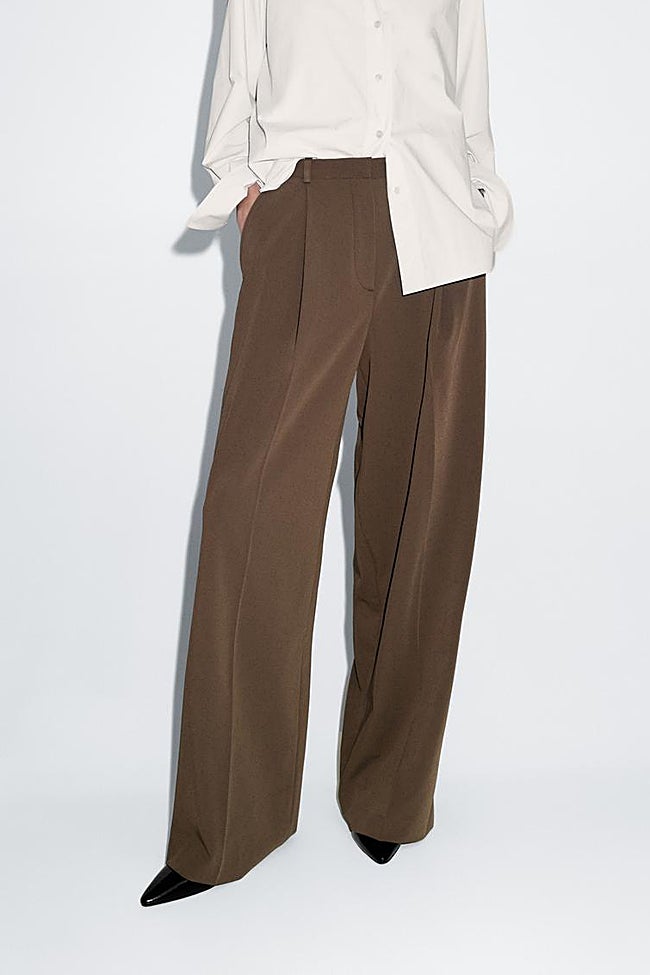 Pantalón con pinzas de Massimo Dutti (59,99 euros)