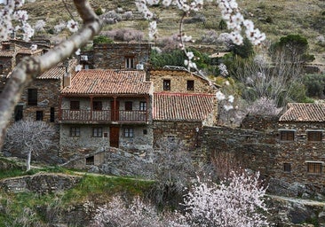 El pueblo con más encanto de Madrid que es perfecto para una escapada de otoño: arquitectura negra, un rey propio y un paisaje sacado de un cuento de hadas