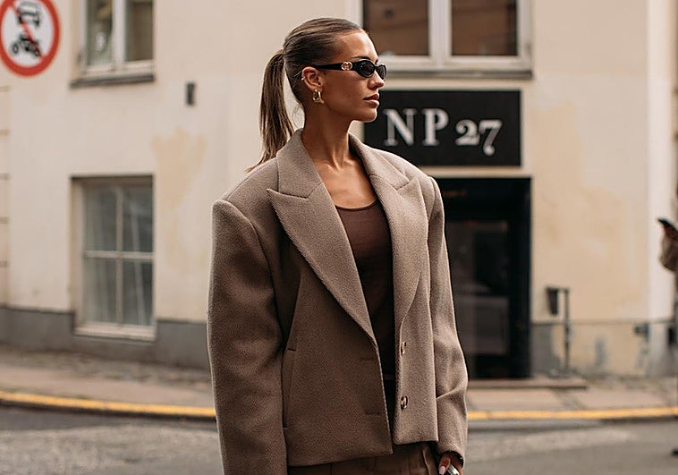 Mujer con look de otoño en tonos neutros
