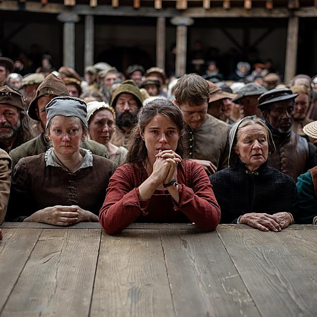 En el centro, Jessie Buckely como Agnes en la adaptación de la novela de Maggie O'Farrell. Hamnet.