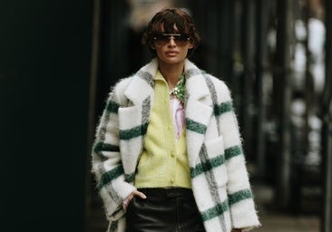 Un look de street style con abrigo de cuadros.