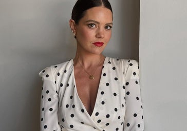 Isabelle Junot con un vestido de lunares.