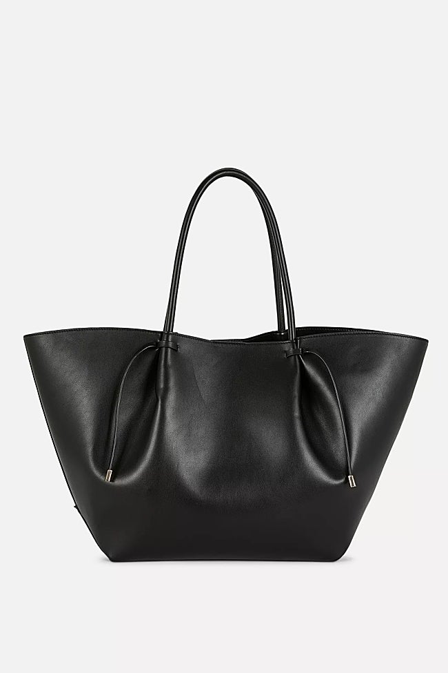 Bolso negro de Primark (25 euros)