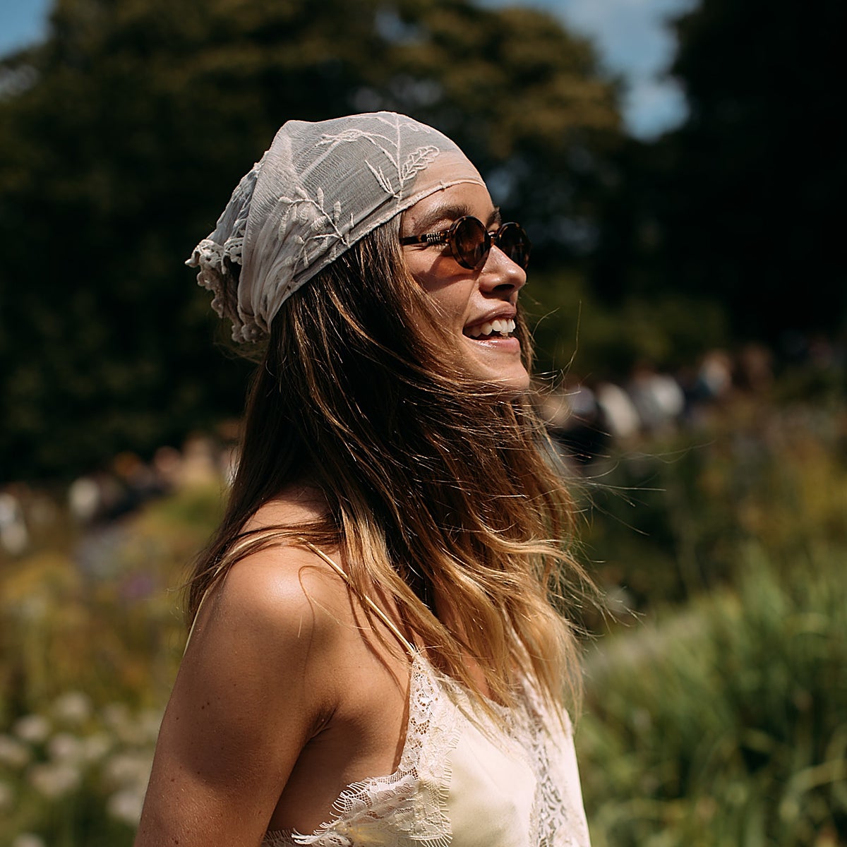 Mujer con la piel bronceada.