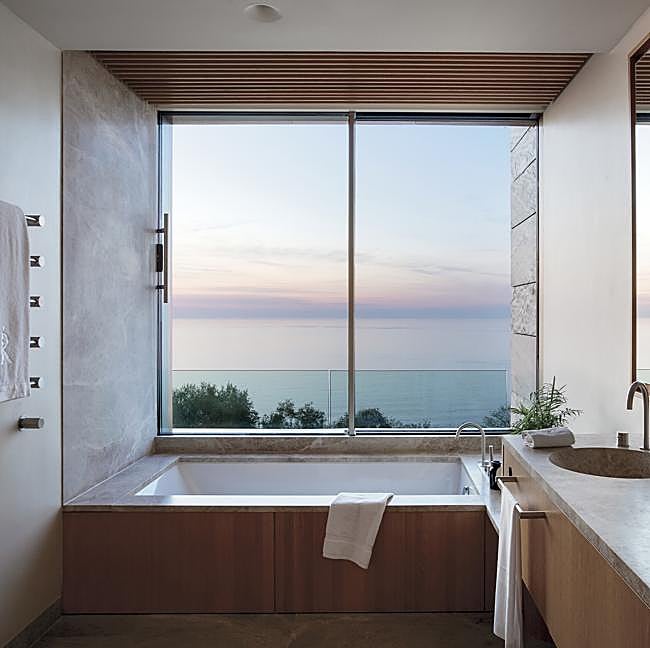 El baño con vistas al mar Cantábrico del Akelarre Hotel de San Sebastián, el lugar perfecto para conocer y disfrutar la ciudad vasca.