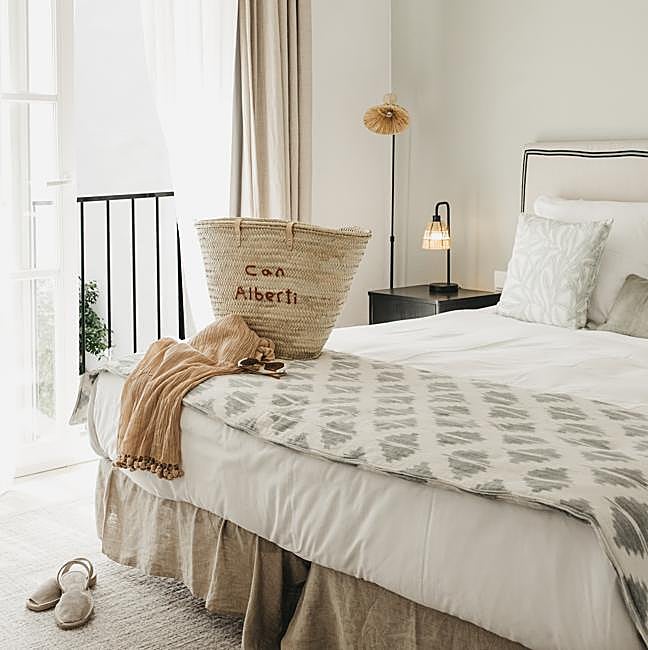 Habitación del Can Alberti menorquín, un hotel con todo lo necesario para disfrutar de una escapada otoñal inolvidable.