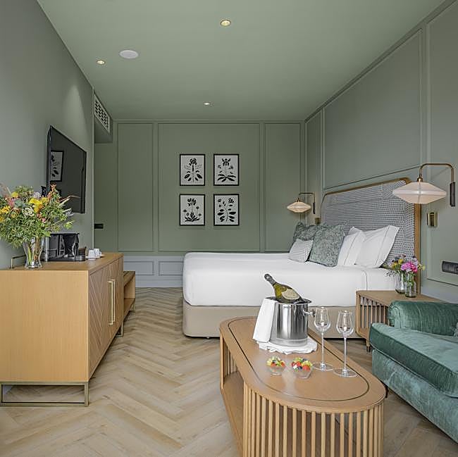 Una de las habitaciones del Coolrooms Palacio de Luces, un hotel boutique perfecto para conocer y disfrutar Asturias este otoño.