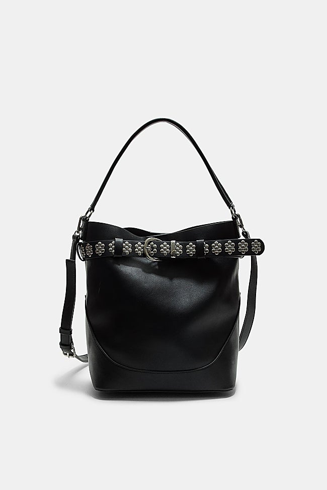 Bolso negro de Stradivarius (35,99 euros)