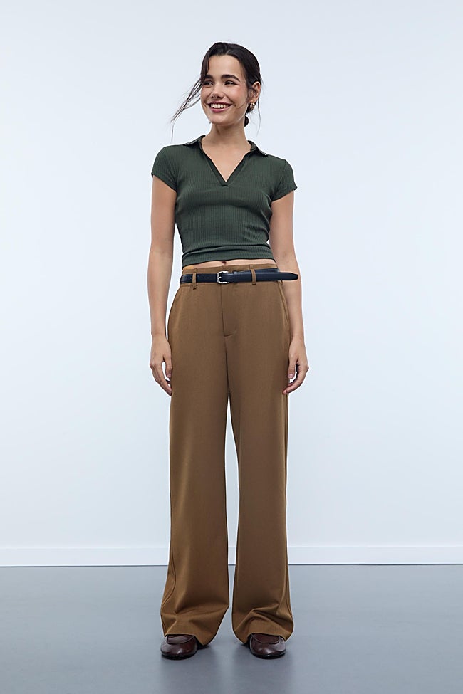 Pantalón marrón de Stradivarius (29,99 euros)