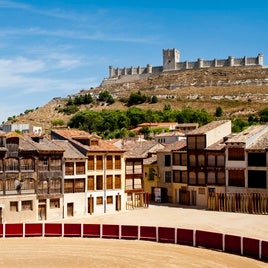 Este pueblo de la Ribera del Duero es mucho más que vino: plaza de arena, casas de cuento y un castillo con forma de barco