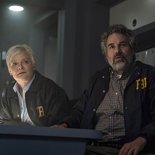 Martha Plimpton y Mark Ruffalo como Kathleen McGinty y Tom Brandis en una imagen de la miniserie Task.