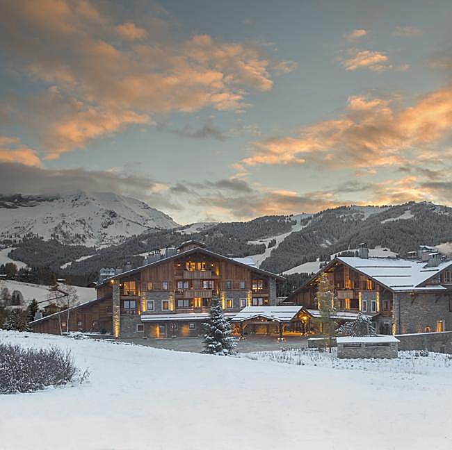 Vista parcial del exterior del Forus Seasons Hotel Megève, situado en los Alpes franceses y posible escenario de la próxima temporada de The White Lotus.