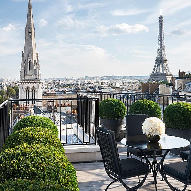 Vista desde el rooftop del Hôtel George-V de París, perteneciente a la cadena Four Seasons y posible escenario de The White Lotus en su cuarta entrega.