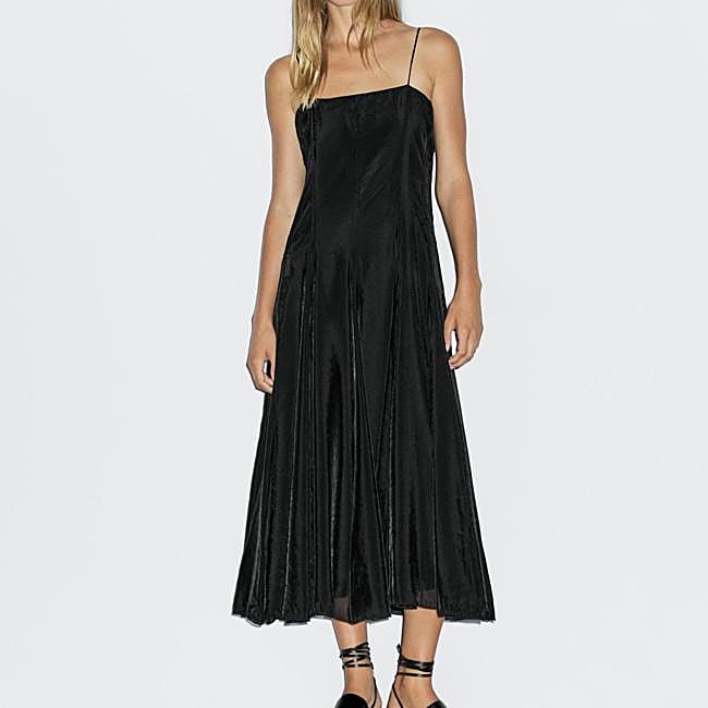 Vestido negro de Massimo Dutti, 99,95 euros.