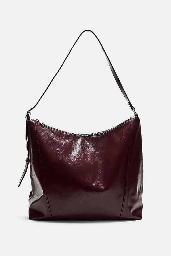Bolso burdeos de Stradivarius (22,99 euros)