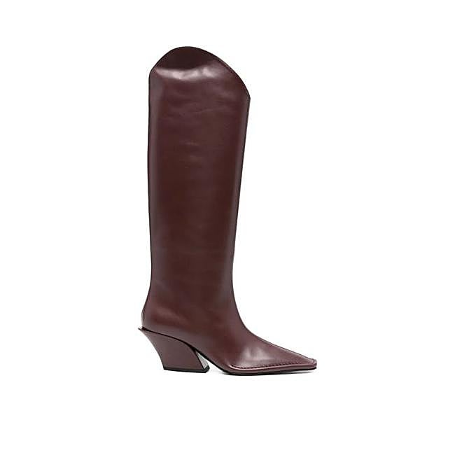 Bota acabada en punta marrón de Mugler, 1.008 euros.