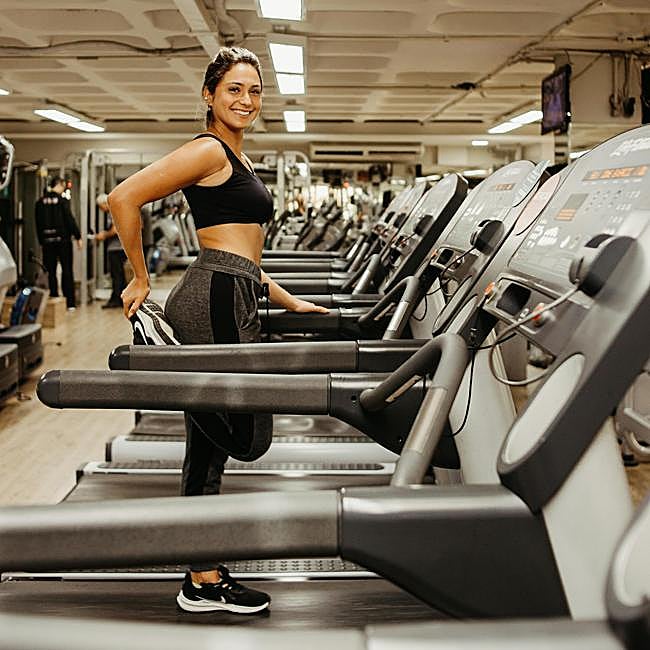 Mujer haciendo ejercicio en la cinta de correr.