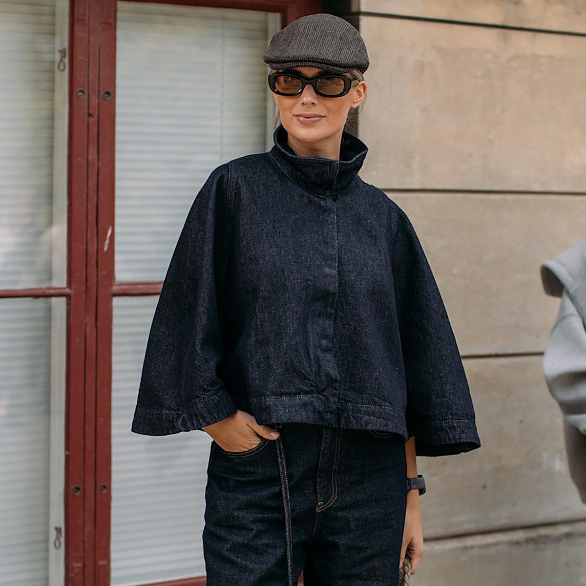 Mujer con conjunto total denim