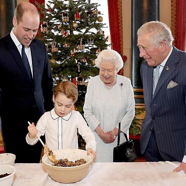 El príncipe George, acompañado por su padre, Guillermo de Inglaterra; su bisabuela, la fallecida Isabel II; y su abuelo, el actual rey Carlos III, durante las Navidades de 2019.