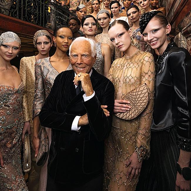 Giorgio Armani, posando al final de su desfile Privé para el otoño 2025.