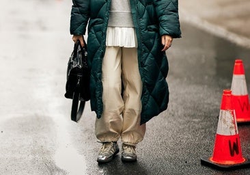 Un look de street style con zapatillas plateadas.