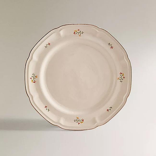 Vajilla de porcelana con flores de Zara Home.