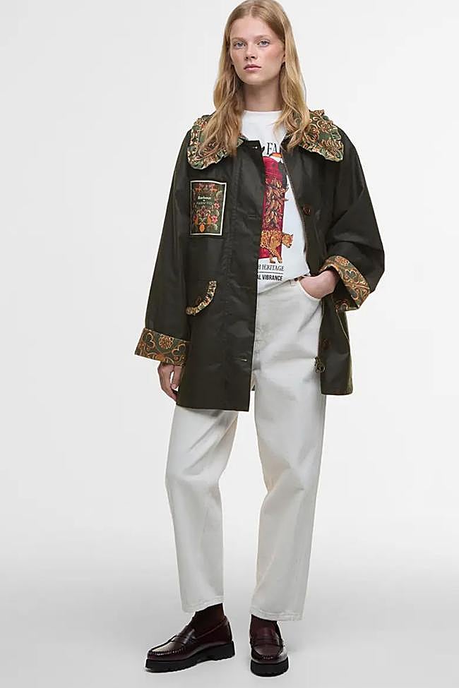 Chaqueta midi on cuello estampado de Barbour y FARM RiO.