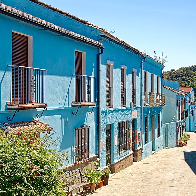 Júzcar es un pueblo azul entre los pueblos blancos del valle del Genal.