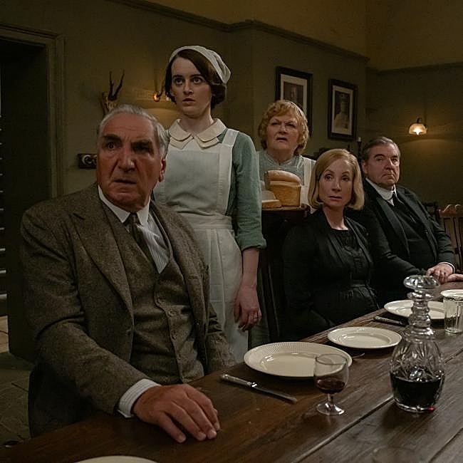 Jim Carter, Sophie McShera, Lesley Nicol, Joanne Froggatt y Brendan Coyle, como cinco de los integrantes del servicio de los Grantham en una imagen de Downton Abbey: El gran final.
