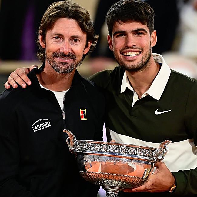 Juan Carlos Ferrero y Carlos Alcaraz, en el Roland Garros de 2025.