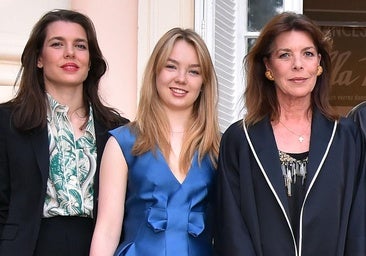 Carolina de Mónaco junto a sus hijas Carlota Casiraghi y Alexandra de Hannover.
