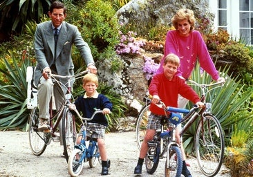 Diana de Gales junto al príncipe Carlos y sus hijos, Guillermo y Harry.