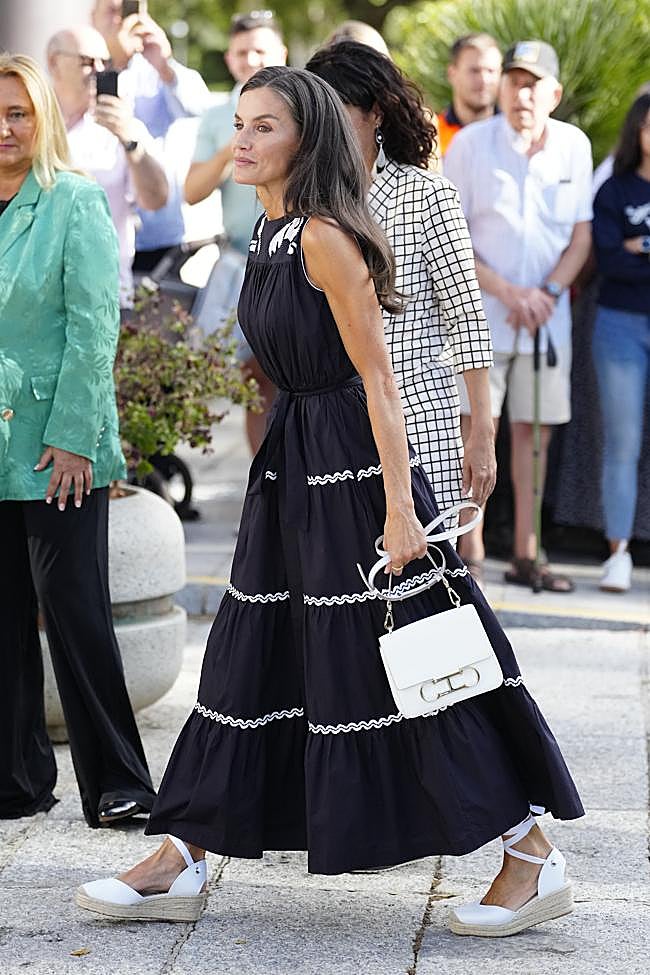 El look de la reina Letizia con vestido de Antik Batik y alpargatas.