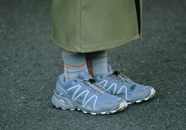 Zapatillas coloridas que no son las típicas para lucir en otoño