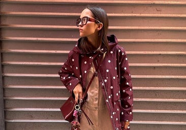 El chubasquero de lunares que triunfa entre las portuguesas.