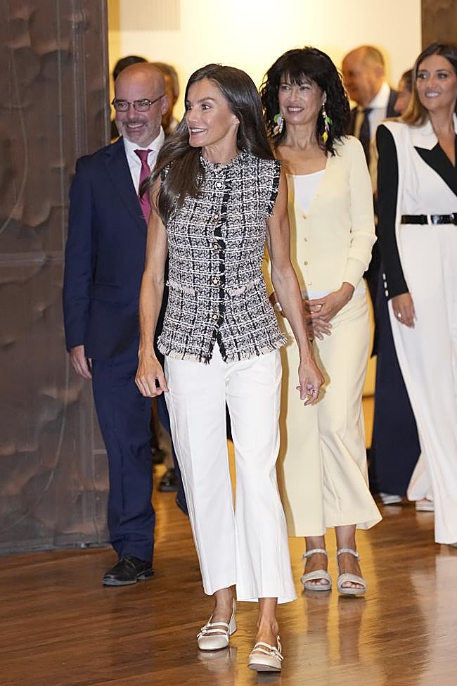 La reina Letizia ha estrenado un look de entretiempo.