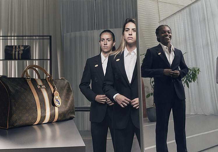 Caroline Weir, Misa Rodríguez y Linda Caicedo con los uniformes de Louis Vuitton para el Real Madrid.